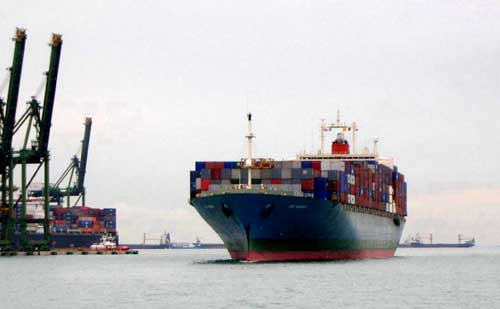 Контейнеровоз на 5 тысяч контейнеров швартуется к контейнерному терминалу