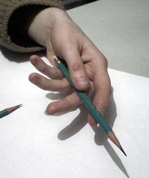 как правильно держать карандаш