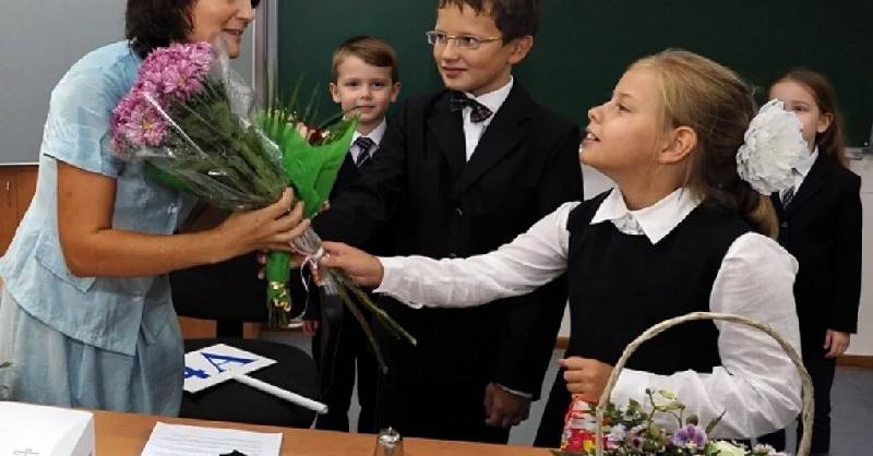 дети дарят цветы учителю